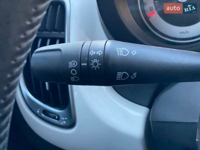 Белый Фиат 500L, объемом двигателя 1.25 л и пробегом 53 тыс. км за 10990 $, фото 27 на Automoto.ua