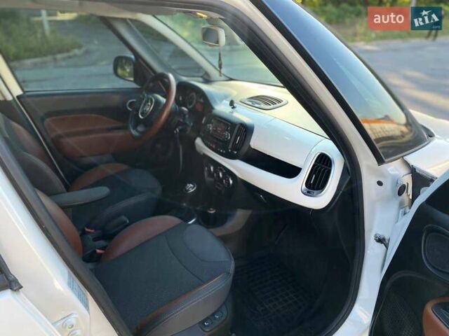 Фиат 500L 2015 в Киеве на Automoto.ua Белый Фиат 500L, объемом двигателя 1.25 л и пробегом 53 тыс. км за 10990 $, фото 20 на Automoto.ua