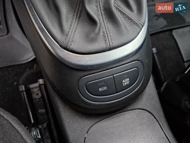 Белый Фиат 500L, объемом двигателя 1.3 л и пробегом 135 тыс. км за 8599 $, фото 25 на Automoto.ua