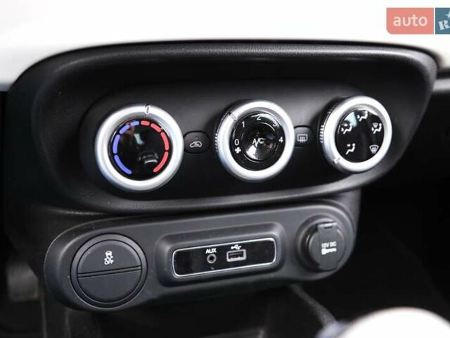 Белый Фиат 500L, объемом двигателя 1.37 л и пробегом 47 тыс. км за 12900 $, фото 18 на Automoto.ua