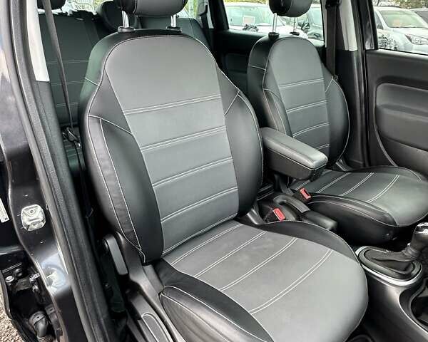 Черный Фиат 500L, объемом двигателя 1.37 л и пробегом 185 тыс. км за 7700 $, фото 18 на Automoto.ua