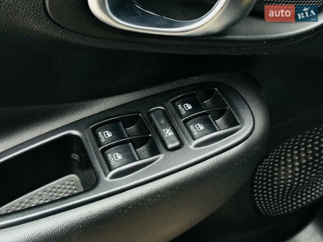 Черный Фиат 500L, объемом двигателя 1.37 л и пробегом 140 тыс. км за 10900 $, фото 25 на Automoto.ua