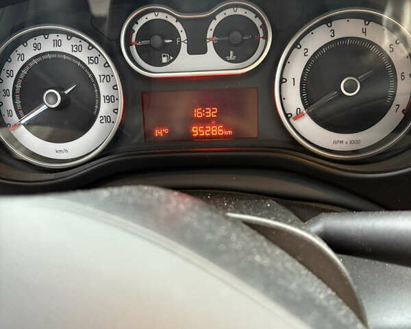 Красный Фиат 500L, объемом двигателя 0.88 л и пробегом 95 тыс. км за 9499 $, фото 7 на Automoto.ua