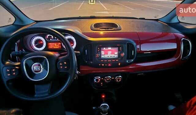 Красный Фиат 500L, объемом двигателя 1.4 л и пробегом 305 тыс. км за 7200 $, фото 8 на Automoto.ua