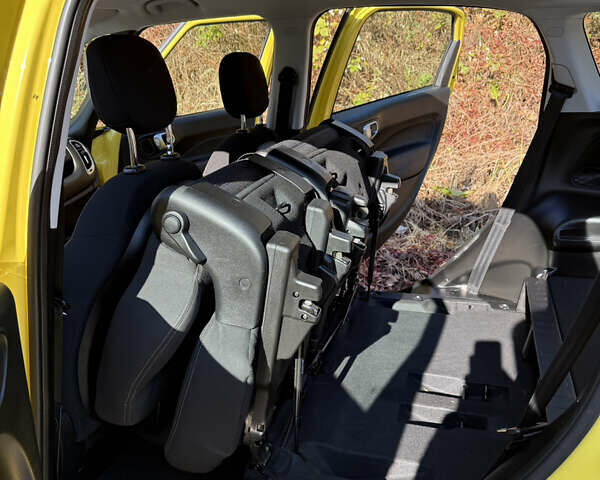 Желтый Фиат 500L, объемом двигателя 1.25 л и пробегом 56 тыс. км за 14000 $, фото 28 на Automoto.ua