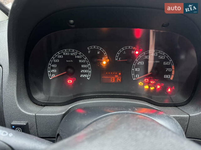 Серый Фиат Альбеа, объемом двигателя 1.4 л и пробегом 160 тыс. км за 2850 $, фото 6 на Automoto.ua
