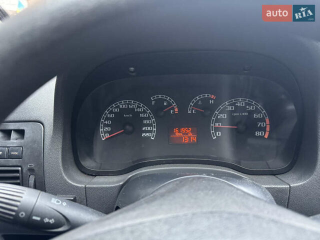 Серый Фиат Альбеа, объемом двигателя 1.4 л и пробегом 160 тыс. км за 2850 $, фото 7 на Automoto.ua