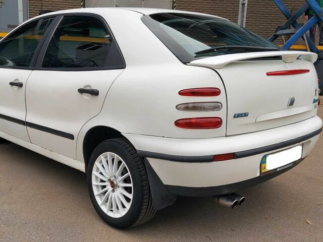 Белый Фиат Брава, объемом двигателя 1.6 л и пробегом 367 тыс. км за 1700 $, фото 3 на Automoto.ua