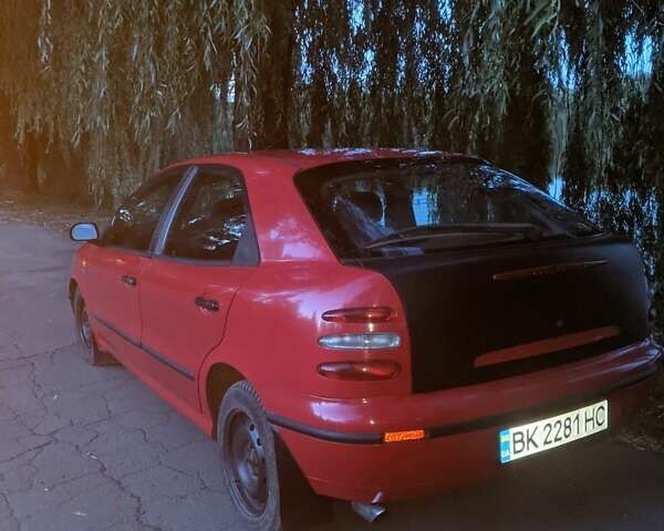 Красный Фиат Брава, объемом двигателя 1.4 л и пробегом 250 тыс. км за 2000 $, фото 1 на Automoto.ua