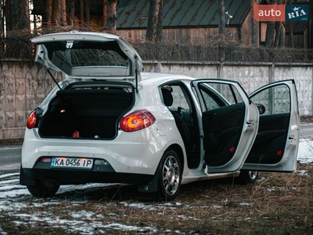 Белый Фиат Браво, объемом двигателя 1.4 л и пробегом 254 тыс. км за 4800 $, фото 5 на Automoto.ua