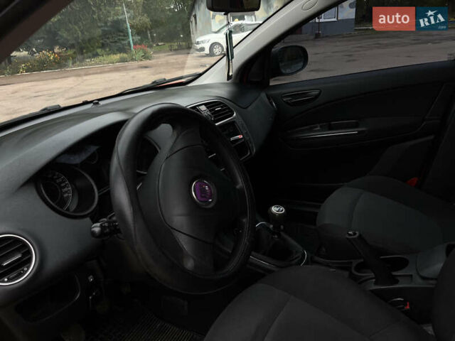 Красный Фиат Браво, объемом двигателя 1.37 л и пробегом 320 тыс. км за 4500 $, фото 5 на Automoto.ua