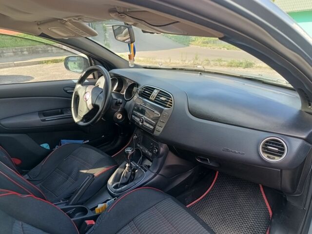 Синий Фиат Браво, объемом двигателя 1.4 л и пробегом 327 тыс. км за 3900 $, фото 5 на Automoto.ua