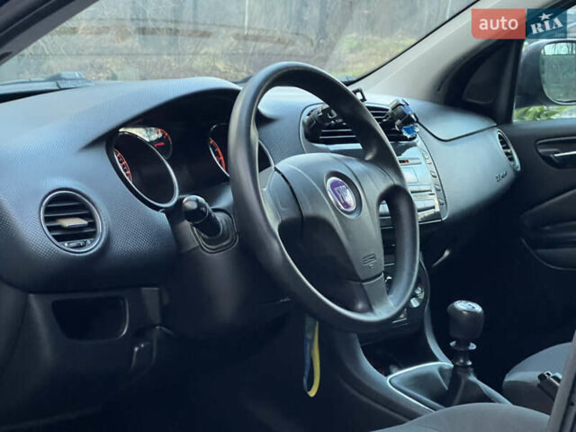 Синий Фиат Браво, объемом двигателя 1.6 л и пробегом 287 тыс. км за 4350 $, фото 64 на Automoto.ua