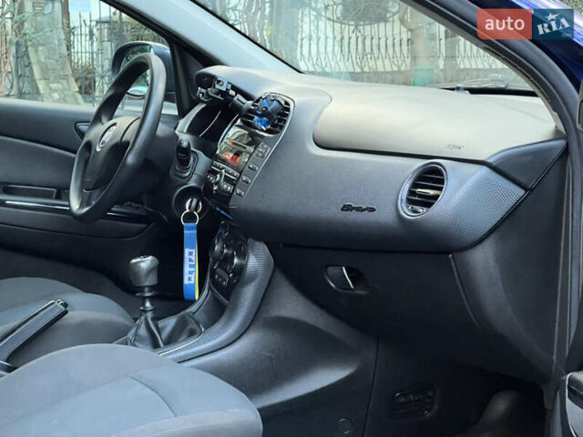 Синий Фиат Браво, объемом двигателя 1.6 л и пробегом 287 тыс. км за 4350 $, фото 79 на Automoto.ua