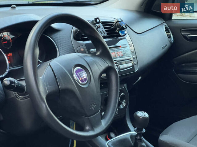 Синий Фиат Браво, объемом двигателя 1.6 л и пробегом 287 тыс. км за 4350 $, фото 72 на Automoto.ua