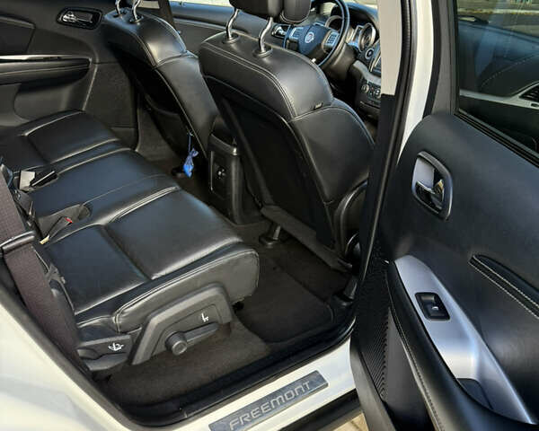 Фиат Фримонт 2014 в Луцке на Automoto.ua Белый Фиат Фримонт, объемом двигателя 2 л и пробегом 170 тыс. км за 12900 $, фото 15 на Automoto.ua