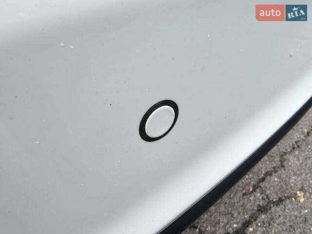 Белый Фиат Фримонт, объемом двигателя 1.96 л и пробегом 211 тыс. км за 14800 $, фото 11 на Automoto.ua