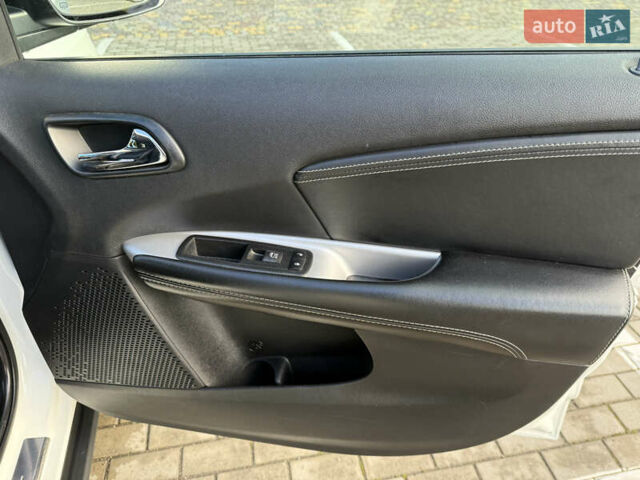 Фиат Фримонт 2014 в Луцке на Automoto.ua Белый Фиат Фримонт, объемом двигателя 2 л и пробегом 170 тыс. км за 12900 $, фото 17 на Automoto.ua