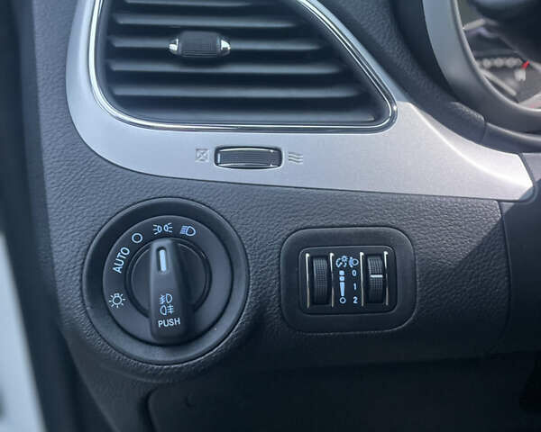 Белый Фиат Фримонт, объемом двигателя 1.96 л и пробегом 143 тыс. км за 15800 $, фото 9 на Automoto.ua