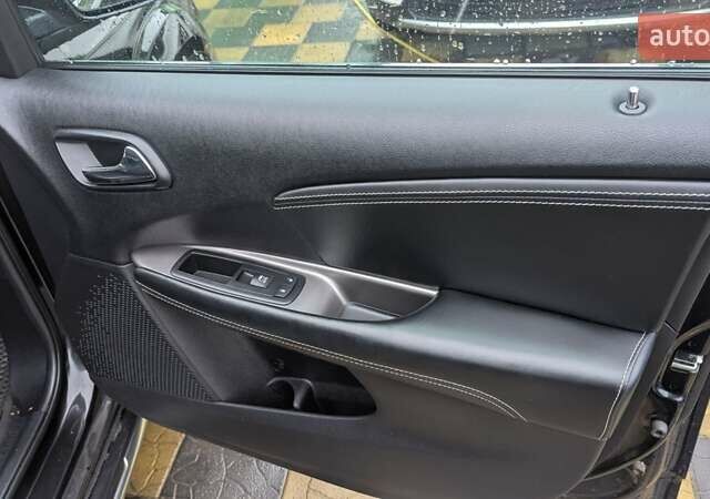 Черный Фиат Фримонт, объемом двигателя 1.96 л и пробегом 175 тыс. км за 15500 $, фото 10 на Automoto.ua