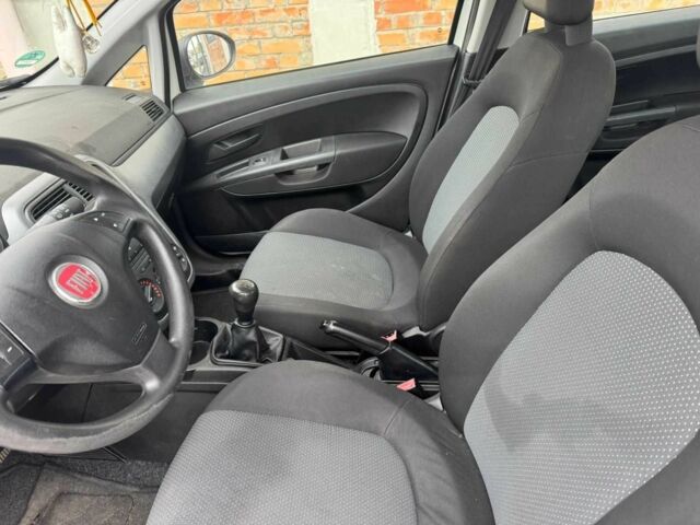 Белый Фиат Гранде Пунто, объемом двигателя 1.2 л и пробегом 293 тыс. км за 3500 $, фото 9 на Automoto.ua