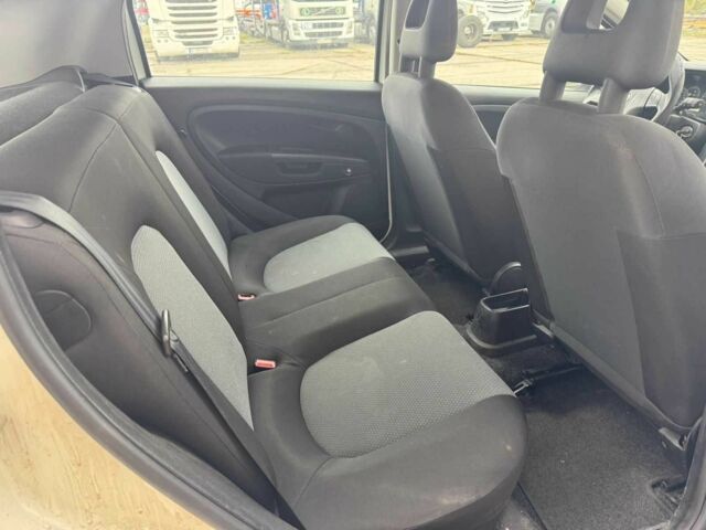 Белый Фиат Гранде Пунто, объемом двигателя 1.2 л и пробегом 293 тыс. км за 3500 $, фото 7 на Automoto.ua