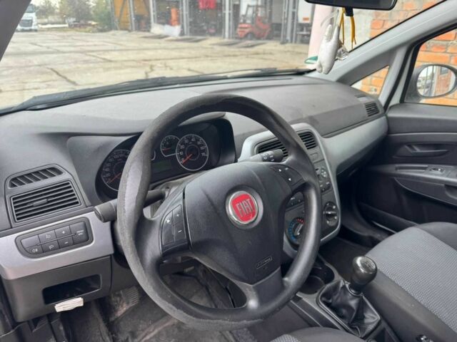 Белый Фиат Гранде Пунто, объемом двигателя 1.2 л и пробегом 293 тыс. км за 3500 $, фото 11 на Automoto.ua