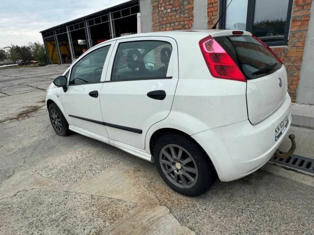 Белый Фиат Гранде Пунто, объемом двигателя 1.2 л и пробегом 293 тыс. км за 3500 $, фото 4 на Automoto.ua