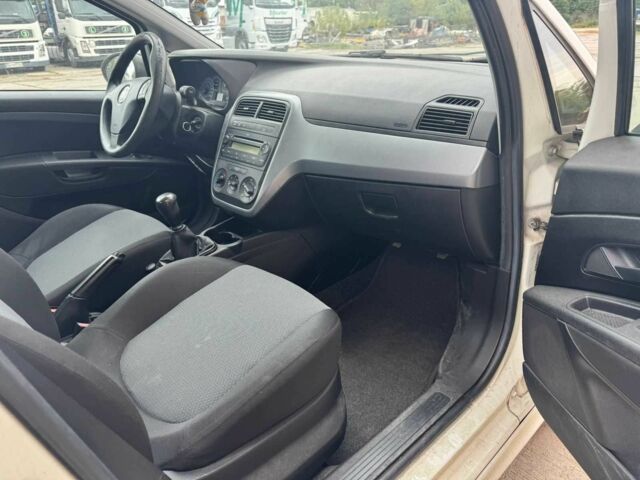 Белый Фиат Гранде Пунто, объемом двигателя 1.2 л и пробегом 293 тыс. км за 3500 $, фото 5 на Automoto.ua