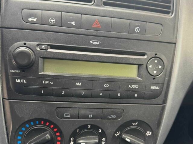 Белый Фиат Гранде Пунто, объемом двигателя 1.2 л и пробегом 293 тыс. км за 3500 $, фото 2 на Automoto.ua