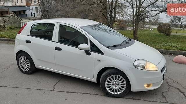 Белый Фиат Гранде Пунто, объемом двигателя 1.4 л и пробегом 117 тыс. км за 5899 $, фото 4 на Automoto.ua
