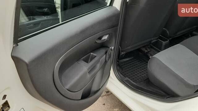 Белый Фиат Гранде Пунто, объемом двигателя 1.4 л и пробегом 117 тыс. км за 5899 $, фото 14 на Automoto.ua