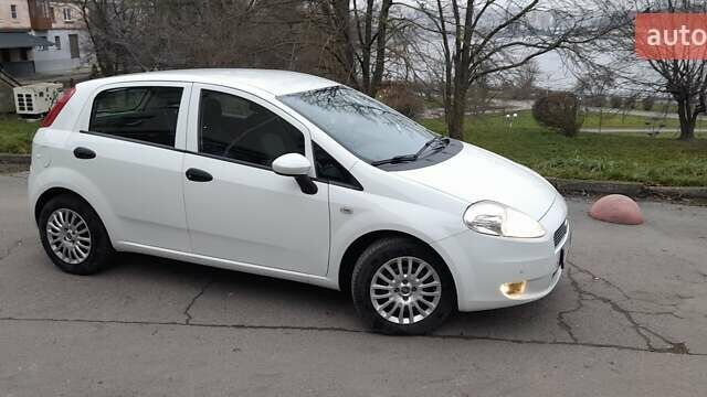 Белый Фиат Гранде Пунто, объемом двигателя 1.4 л и пробегом 117 тыс. км за 5899 $, фото 3 на Automoto.ua