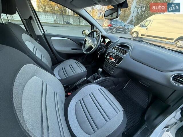 Белый Фиат Гранде Пунто, объемом двигателя 1.37 л и пробегом 74 тыс. км за 5600 $, фото 11 на Automoto.ua