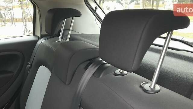 Белый Фиат Гранде Пунто, объемом двигателя 1.4 л и пробегом 117 тыс. км за 5899 $, фото 19 на Automoto.ua