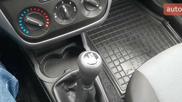 Белый Фиат Гранде Пунто, объемом двигателя 1.4 л и пробегом 117 тыс. км за 5899 $, фото 29 на Automoto.ua