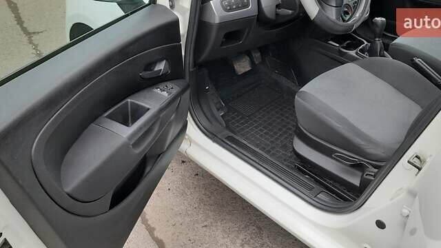 Белый Фиат Гранде Пунто, объемом двигателя 1.4 л и пробегом 117 тыс. км за 5899 $, фото 12 на Automoto.ua