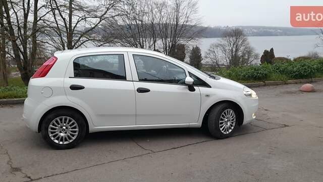 Белый Фиат Гранде Пунто, объемом двигателя 1.4 л и пробегом 117 тыс. км за 5899 $, фото 2 на Automoto.ua