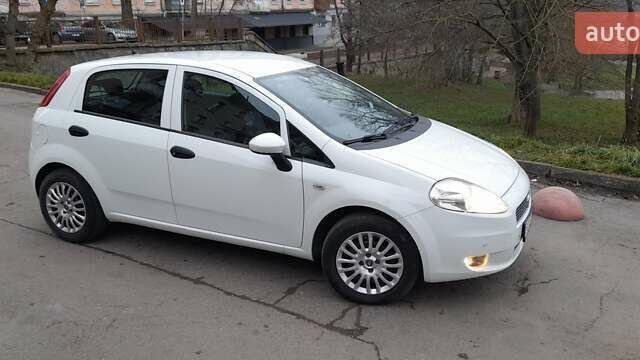 Белый Фиат Гранде Пунто, объемом двигателя 1.4 л и пробегом 117 тыс. км за 5899 $, фото 34 на Automoto.ua