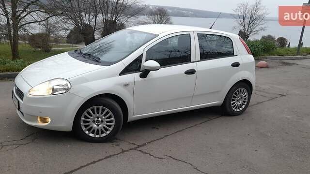 Белый Фиат Гранде Пунто, объемом двигателя 1.4 л и пробегом 117 тыс. км за 5899 $, фото 30 на Automoto.ua