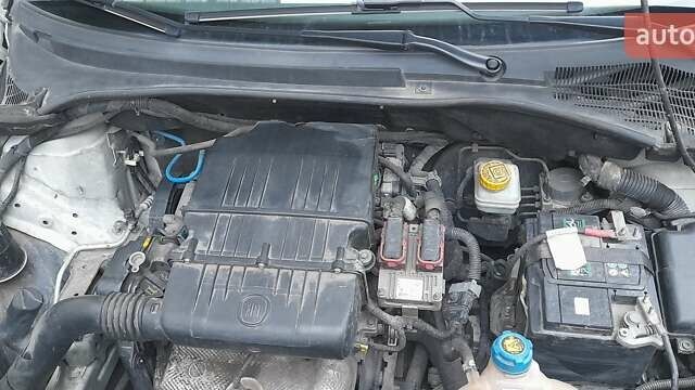 Белый Фиат Гранде Пунто, объемом двигателя 1.4 л и пробегом 117 тыс. км за 5899 $, фото 38 на Automoto.ua