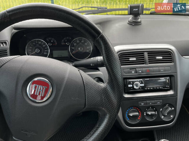 Белый Фиат Гранде Пунто, объемом двигателя 1.37 л и пробегом 104 тыс. км за 4800 $, фото 20 на Automoto.ua