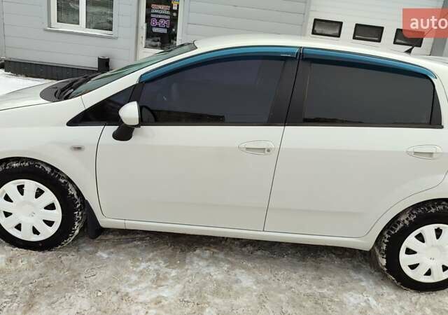 Белый Фиат Гранде Пунто, объемом двигателя 1.4 л и пробегом 107 тыс. км за 6000 $, фото 4 на Automoto.ua
