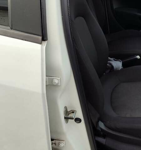 Белый Фиат Гранде Пунто, объемом двигателя 1.4 л и пробегом 107 тыс. км за 6000 $, фото 8 на Automoto.ua