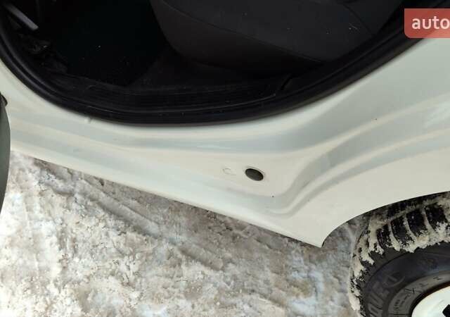 Белый Фиат Гранде Пунто, объемом двигателя 1.4 л и пробегом 107 тыс. км за 6000 $, фото 5 на Automoto.ua