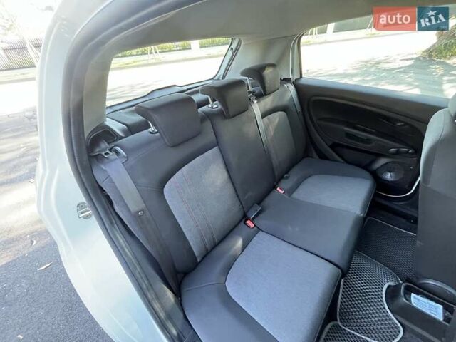 Белый Фиат Гранде Пунто, объемом двигателя 1.25 л и пробегом 145 тыс. км за 7000 $, фото 8 на Automoto.ua