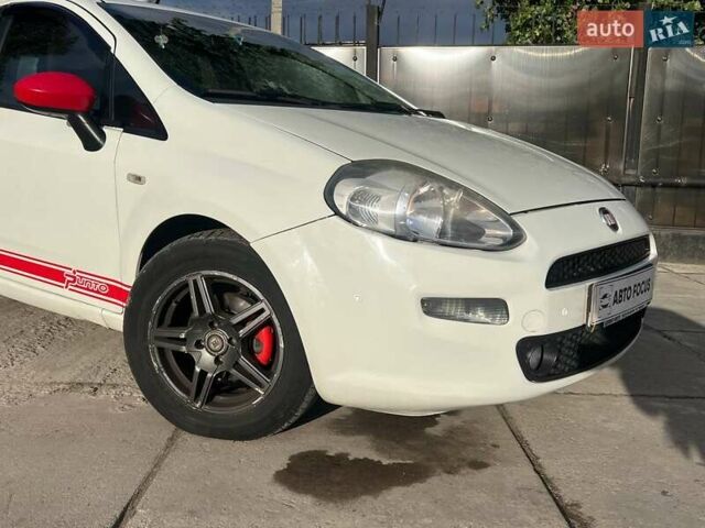 Фіат Гранде Пунто 2012 у Києві на Automoto.ua Білий Фіат Гранде Пунто, об'ємом двигуна 1.37 л та пробігом 194 тис. км за 5990 $, фото 3 на Automoto.ua
