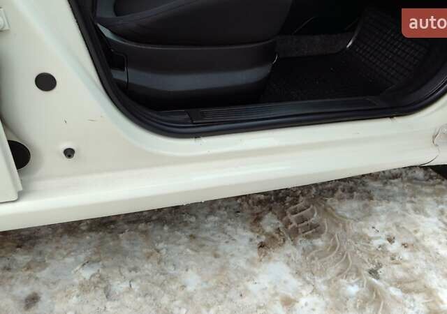 Белый Фиат Гранде Пунто, объемом двигателя 1.4 л и пробегом 107 тыс. км за 6000 $, фото 7 на Automoto.ua