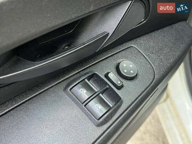 Фіат Гранде Пунто 2012 у Києві на Automoto.ua Білий Фіат Гранде Пунто, об'ємом двигуна 1.37 л та пробігом 194 тис. км за 5990 $, фото 20 на Automoto.ua