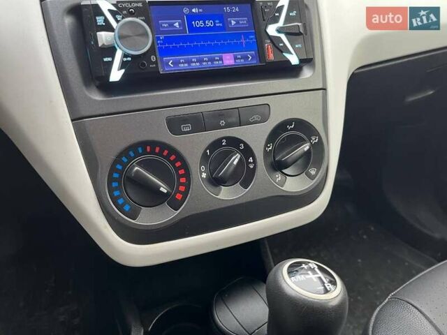 Білий Фіат Гранде Пунто, об'ємом двигуна 1.37 л та пробігом 194 тис. км за 5590 $, фото 20 на Automoto.ua